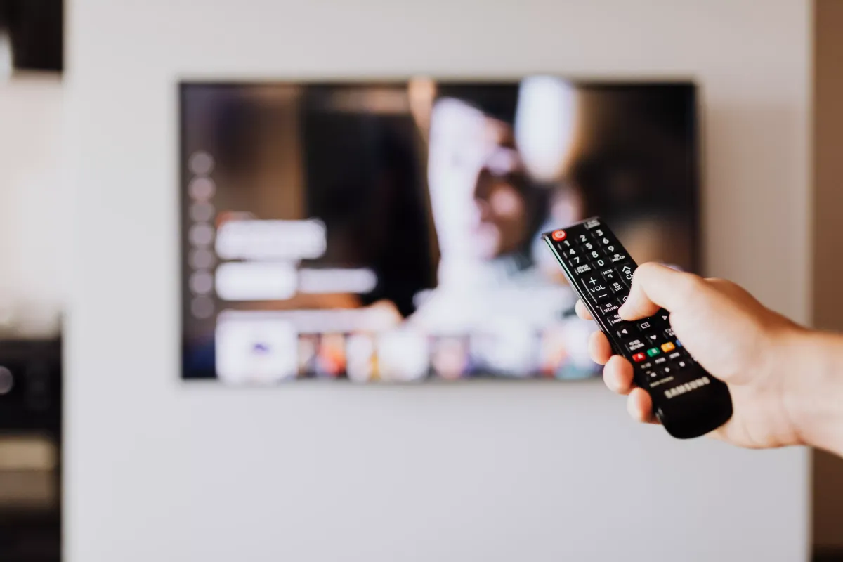 Jak włączyć tv bez pilota? Pomagamy!