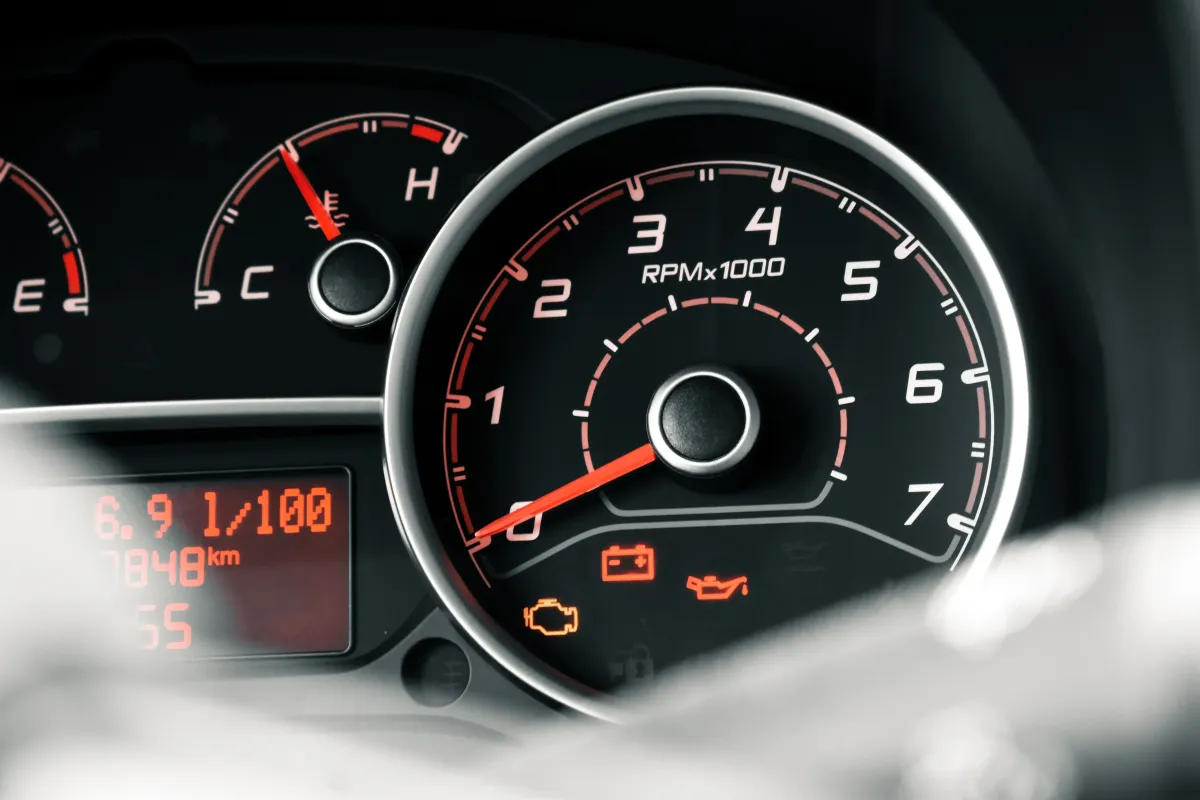 Jak skasować błąd check engine bez komputera? Poradnik